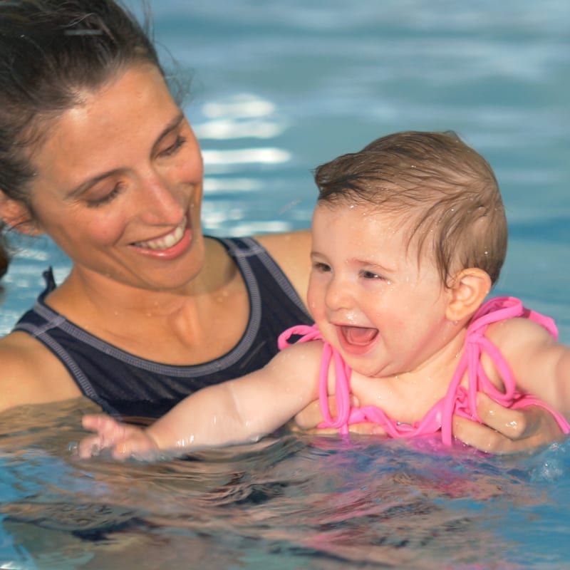 profissional com bebé na piscina