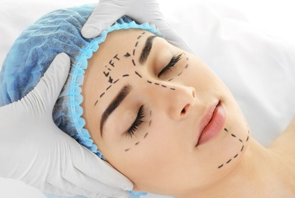 A importância de uma consulta detalhada antes da cirurgia plástica